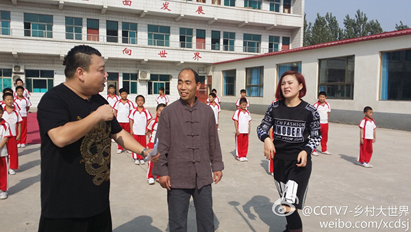 乡村大世界走进精忠武校，两位主持人向校长赵振武学习岳家拳