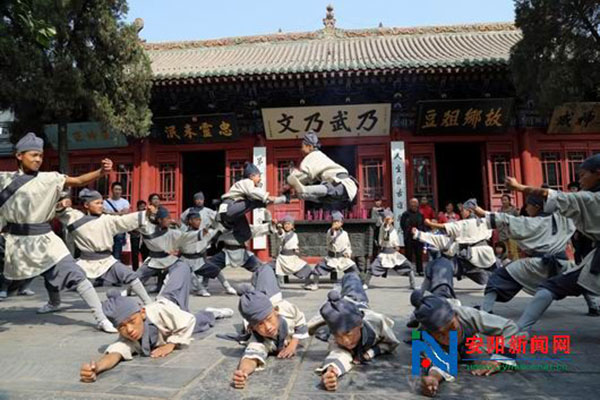 我校学员在岳飞庙黄金周演出照片