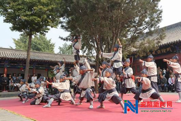我校学员在岳飞庙黄金周演出照片
