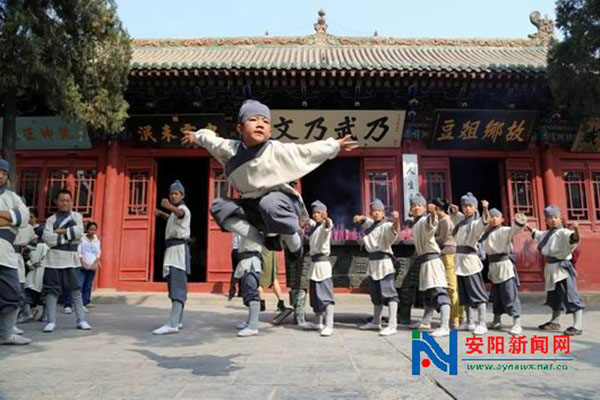我校学员在岳飞庙黄金周演出照片