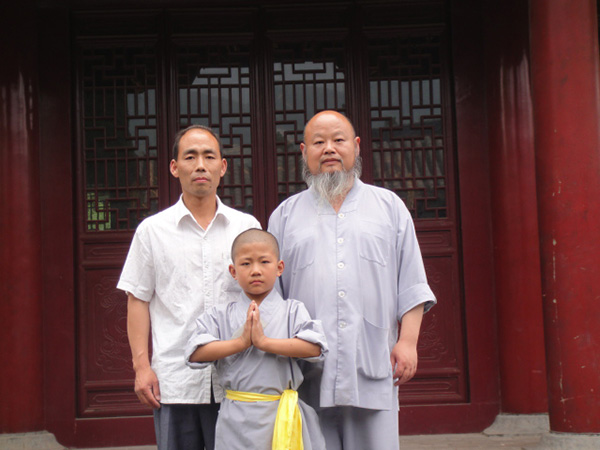 校长赵振武与少林寺武僧团团长释延庄高僧合影