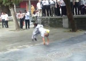 我校学员赵一龙在少林寺给非洲总统 莫桑比克表演少林童子功