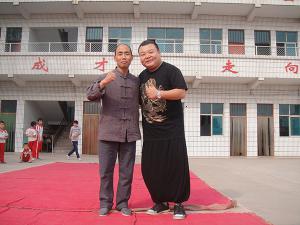 校长赵振武与乡村大世界主持人刘刚合影