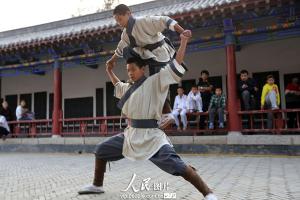 我校学员在岳飞庙黄金周演出照片
